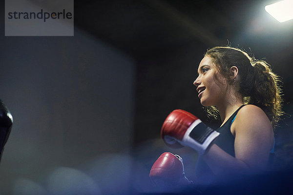 Junge Boxerin mit Boxkampf im Ring