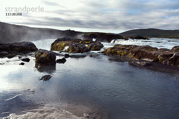 Landschaftsansicht von Felsen und Wasserfällen  Gullfoss  Island