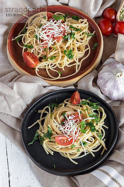 Spaguetti mit Tomaten  Käse und Oregano  typisch italienische Pasta