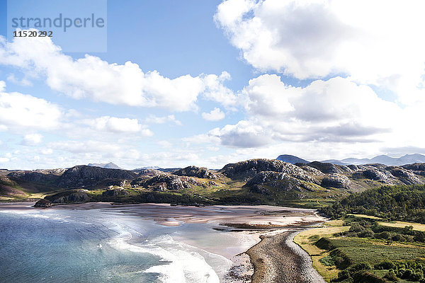 Erhöhte Landschaftsansicht mit Meer und Strand  Schottland  UK