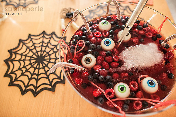 Halloween-Dessert mit Beeren und schwimmenden Augäpfeln  Nahaufnahme