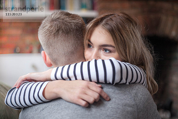 Junges Paar umarmt sich  drinnen  Nahaufnahme