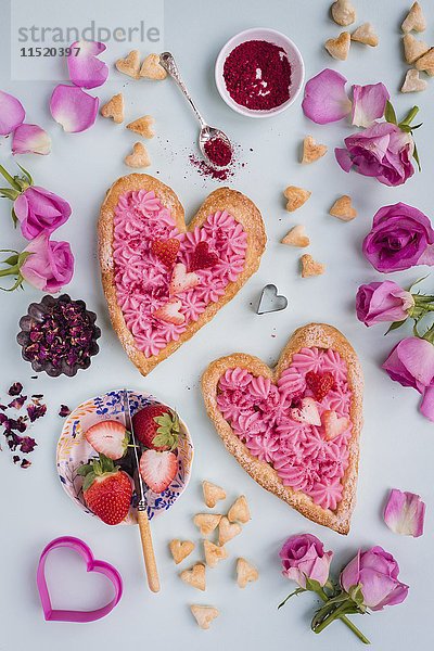 Valentinstagstorte aus Blätterteig mit Rosenteig  Erdbeeren und Streuseln