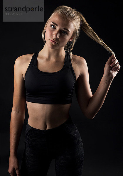 Porträt einer Teenagerin in Sportkleidung  Studioaufnahme