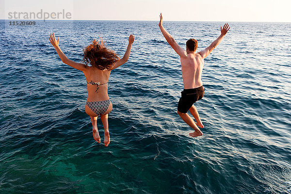 Junges Paar springt ins Meer  Rückansicht  Orebic  Kroatien