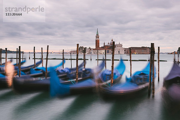 Gondeln im Canal Grande  Insel San Giorgio Maggiore im Hintergrund  Venedig  Italien