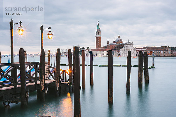 Pier im Canal Grande  Insel San Giorgio Maggiore im Hintergrund  Venedig  Italien