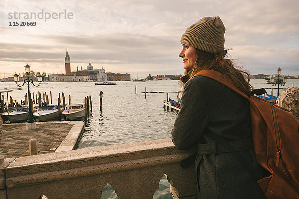 Frau auf der Brücke im Canal Grande  Insel San Giorgio Maggiore im Hintergrund  Venedig  Italien