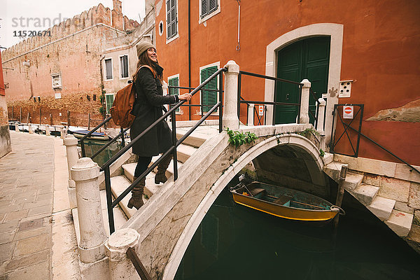 Frau überquert Kanalbrücke  Venedig  Italien