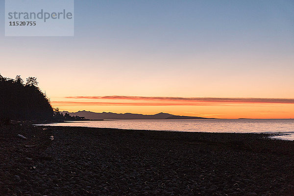 Strand bei Sonnenuntergang  Rathrevor Beach Provincial Park  Vancouver Island  Britisch-Kolumbien  Kanada