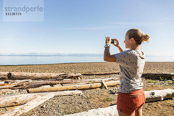 Frau fotografiert im Miracle Beach Provincial Park  Vancouver Island  Britisch-Kolumbien  Kanada