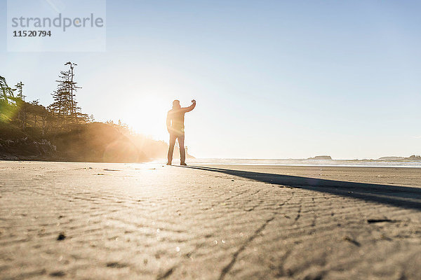 Mann fotografiert von Long Beach bei Sonnenaufgang  Pacific Rim National Park  Vancouver Island  British Columbia  Kanada