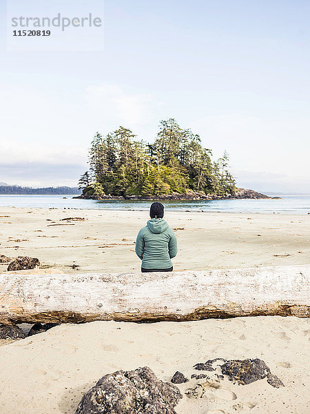 Frau  die von Long Beach  Pacific Rim National Park  Vancouver Island  British Columbia  Kanada  auf die Insel schaut