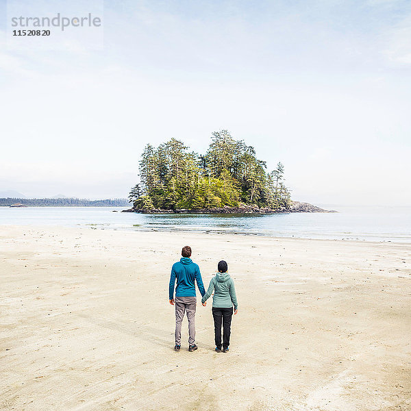 Ehepaar schaut von Long Beach  Pacific Rim National Park  Vancouver Island  British Columbia  Kanada  auf die Insel