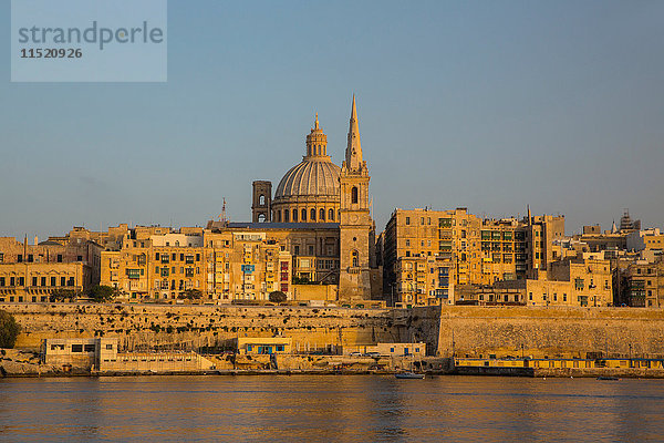 Kuppel der Karmelit-Kirche und der St. Paul's Cathedral über dem Wasser  Valletta  Malta