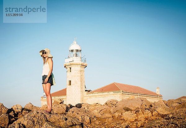 Frau am Leuchtturm von Punta nati  Ciutadella  Menorca  Spanien