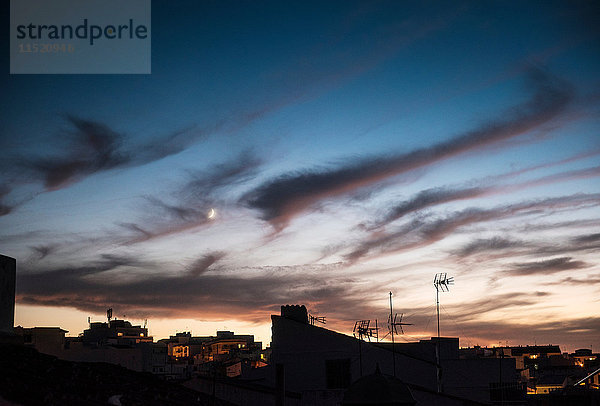 Wolken bei Sonnenuntergang  Menorca  Spanien