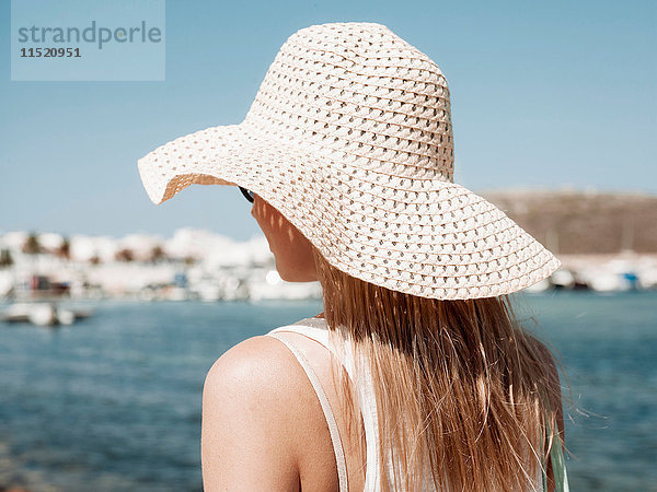 Rückansicht einer Frau mit Sonnenhut  Menorca  Spanien