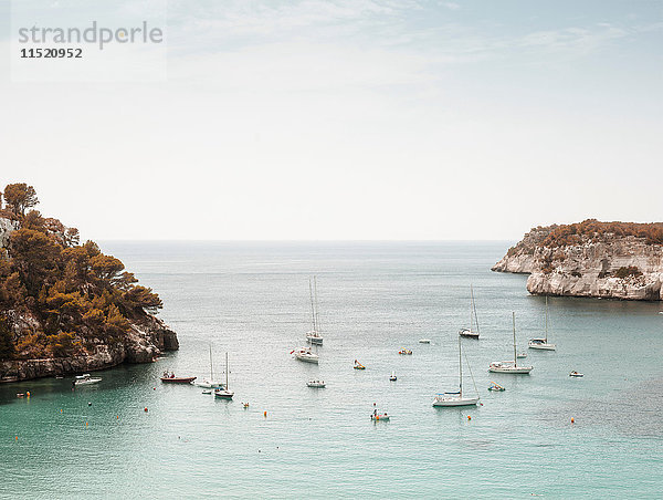 Erhöhte Ansicht von Booten im Meer  Menorca  Spanien