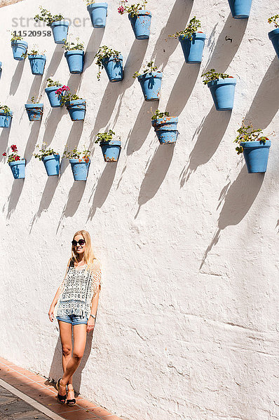 An die Wand gelehnte Frau  Altstadt von Marbella  Spanien