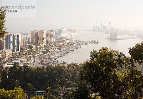 Erhöhte Ansicht des Hafens von Malaga  Spanien