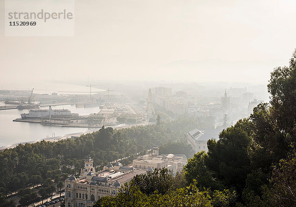 Erhöhte Ansicht des Hafens von Malaga  Spanien
