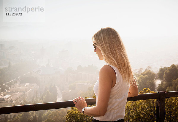 Frau auf dem Balkon mit erhöhter Aussicht auf Malaga  Spanien