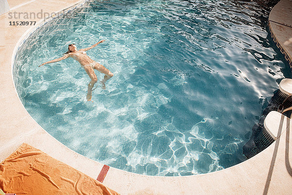 Frau im Schwimmbad  Torreblanca  Fuengirola  Spanien