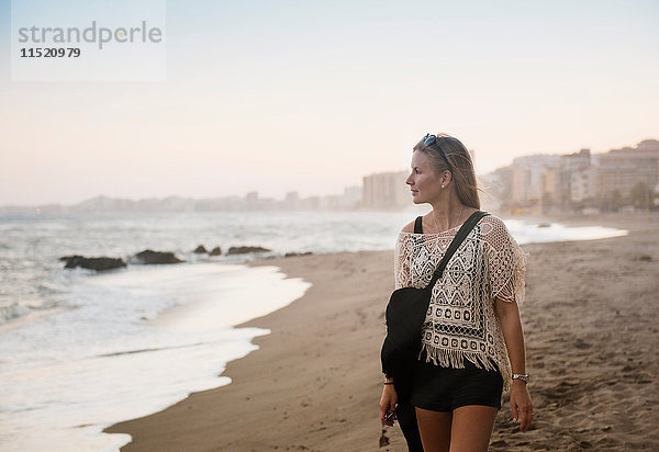 Frau beim Strandspaziergang  Torreblanca  Fuengirola  Spanien