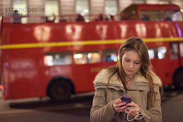 Junge Frau mit Handy in der Straße  London  UK