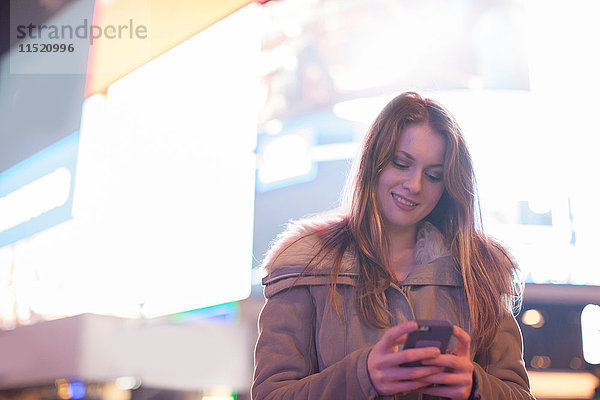 Junge Frau mit Handy in der Straße  London  UK