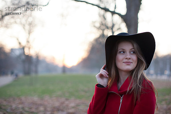 Junge Frau mit Schlapphut im Park  London  UK