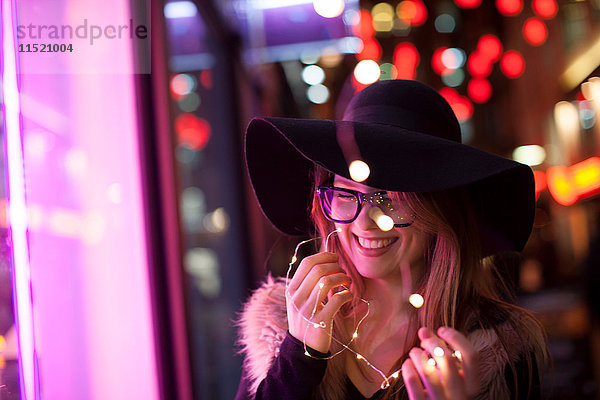 Junge Frau mit Neonlicht  London  UK