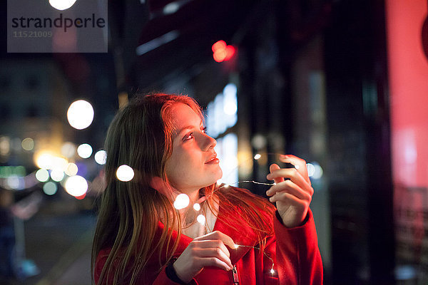 Junge Frau genießt helle Lichter der Straße  London  UK