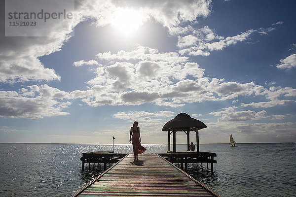 Frau geht am Pier entlang  Flic-en-Flac  Mauritius