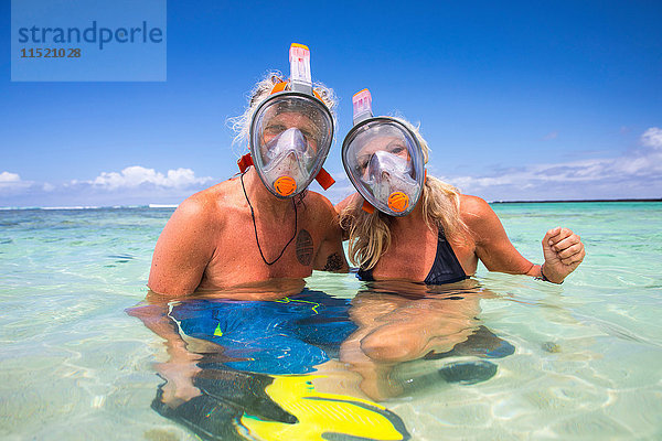 Porträt eines reifen Paares im Meer  Schnorchel tragend  Ile aux Cerfs  Mauritius