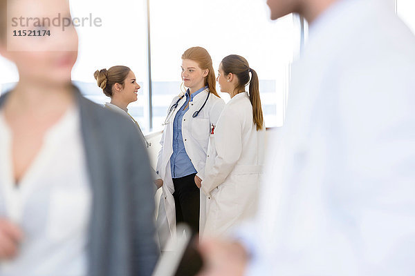 Über-Schulter-Ansicht von Ärztinnen bei einer Diskussion im Krankenhaus