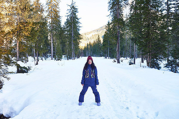 Bildnis einer Frau mit Strickmütze und Winterkleidung im verschneiten Wald  Österreich