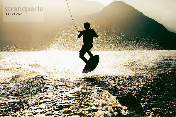 Silhouette des Wasserskilaufs  Lago Maggiore  Verbania  Piemont  Italien