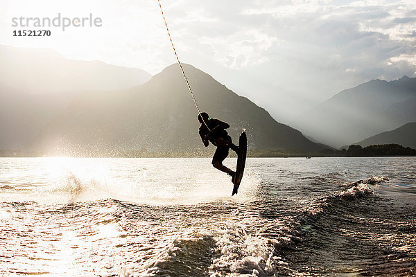 Silhouette des Wasserskilaufs  Lago Maggiore  Verbania  Piemont  Italien