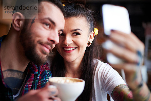 Pärchen im Café beim Selbermachen