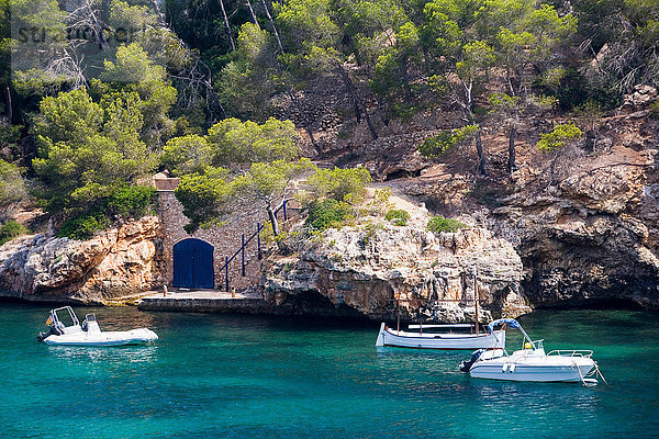 Motorboote vor der Küste vertäut  Cala Figuera  Bucht von Mallorca  Spanien
