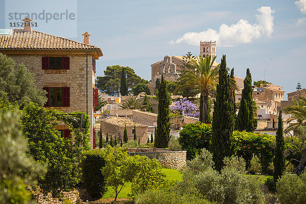 Erhöhter Blick auf Kirchturm und Dorf  Wolkenstein  Mallorca  Spanien