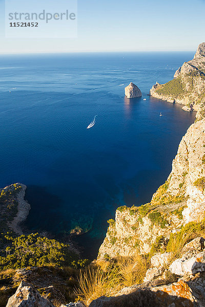 Seelandschaft im Hochwinkel mit der Insel El Colomer in der Ferne  Mallorca  Spanien