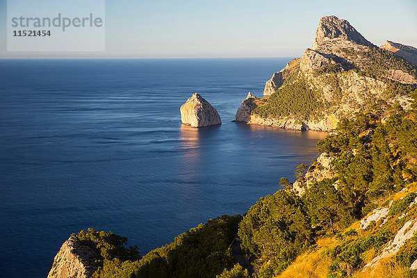 Hochwinkelansicht der Küste und der Insel El Colomer  Mallorca  Spanien