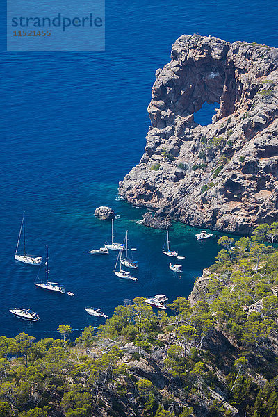 Hochwinkelansicht von vor der Küste vor Anker liegenden Yachten  La Tramuntana-Gebirge  Mallorca  Spanien