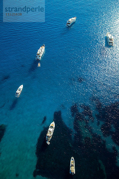 Draufsicht auf die im blauen Meer vor Anker liegenden Yachten  Mallorca  Spanien