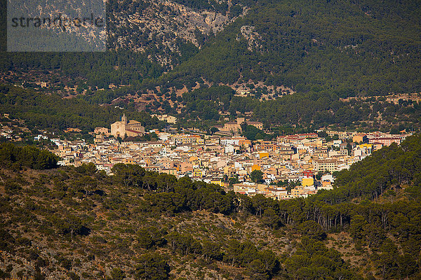 Erhöhter Blick auf die Stadt Andratx  La Tramuntana  Mallorca  Spanien