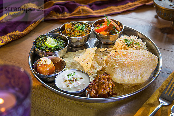 Indische Küche  Thali-Schalen auf dem Restauranttisch