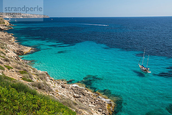 Yacht vor Anker in der Bucht von Palma  Mallorca  Spanien
